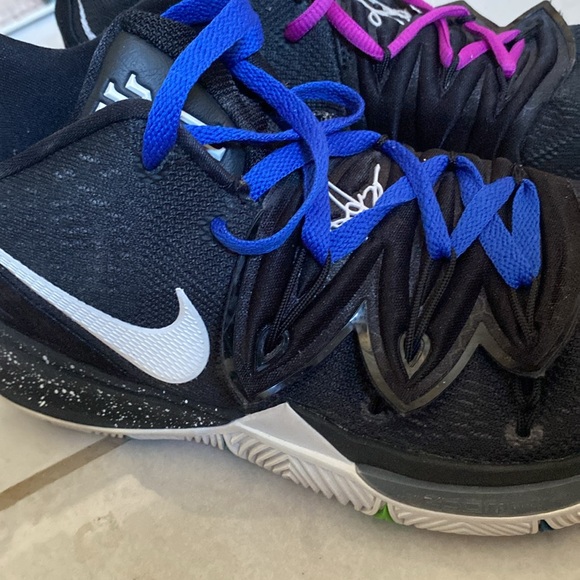 Nike Kyrie Irving basketball shoes - Picture 2 of 12